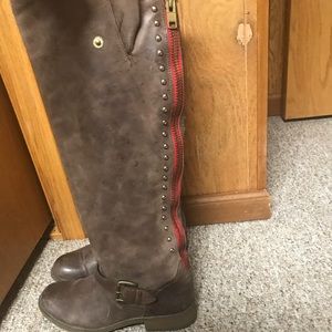Tall, brown, zip of the Back Boots
